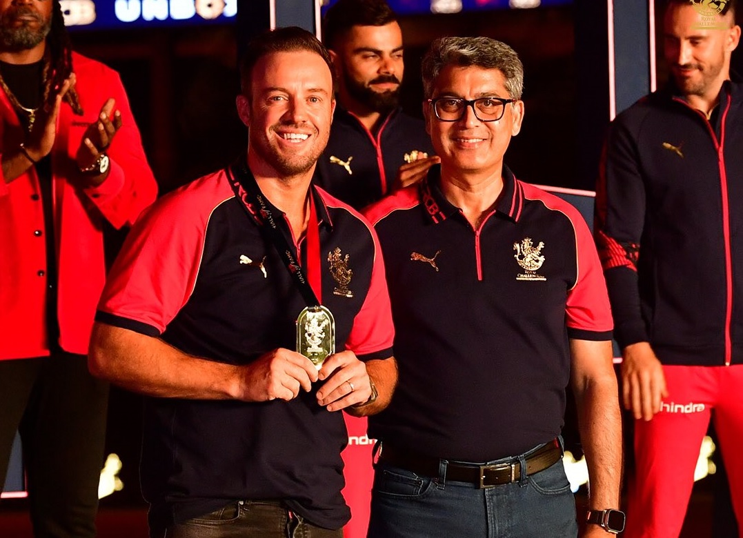 AB de Villiers with his special memento after RCB Hall of Fame induction | RCB Twitter