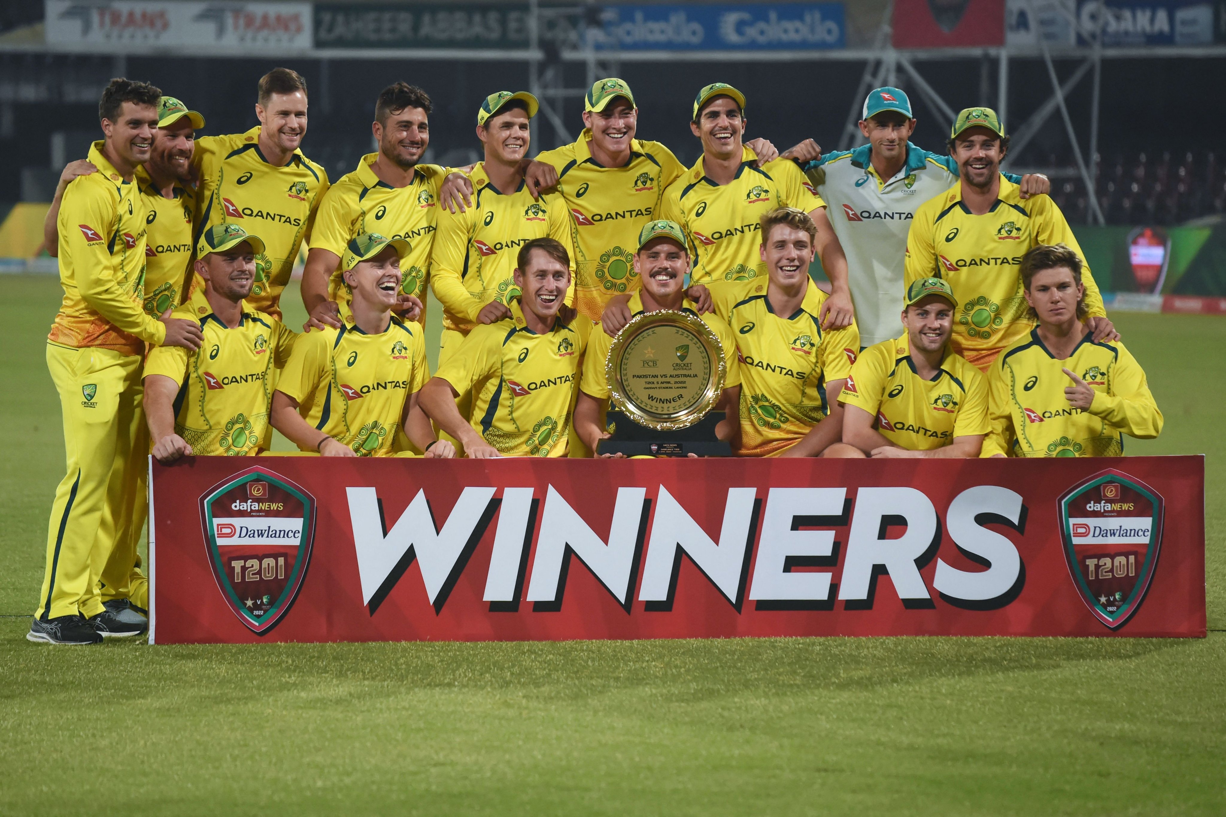 Australia poses with the T20I trophy | CA Twitter