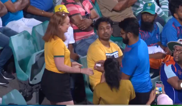 Indian cricket fan proposing his girlfriend | Twitter